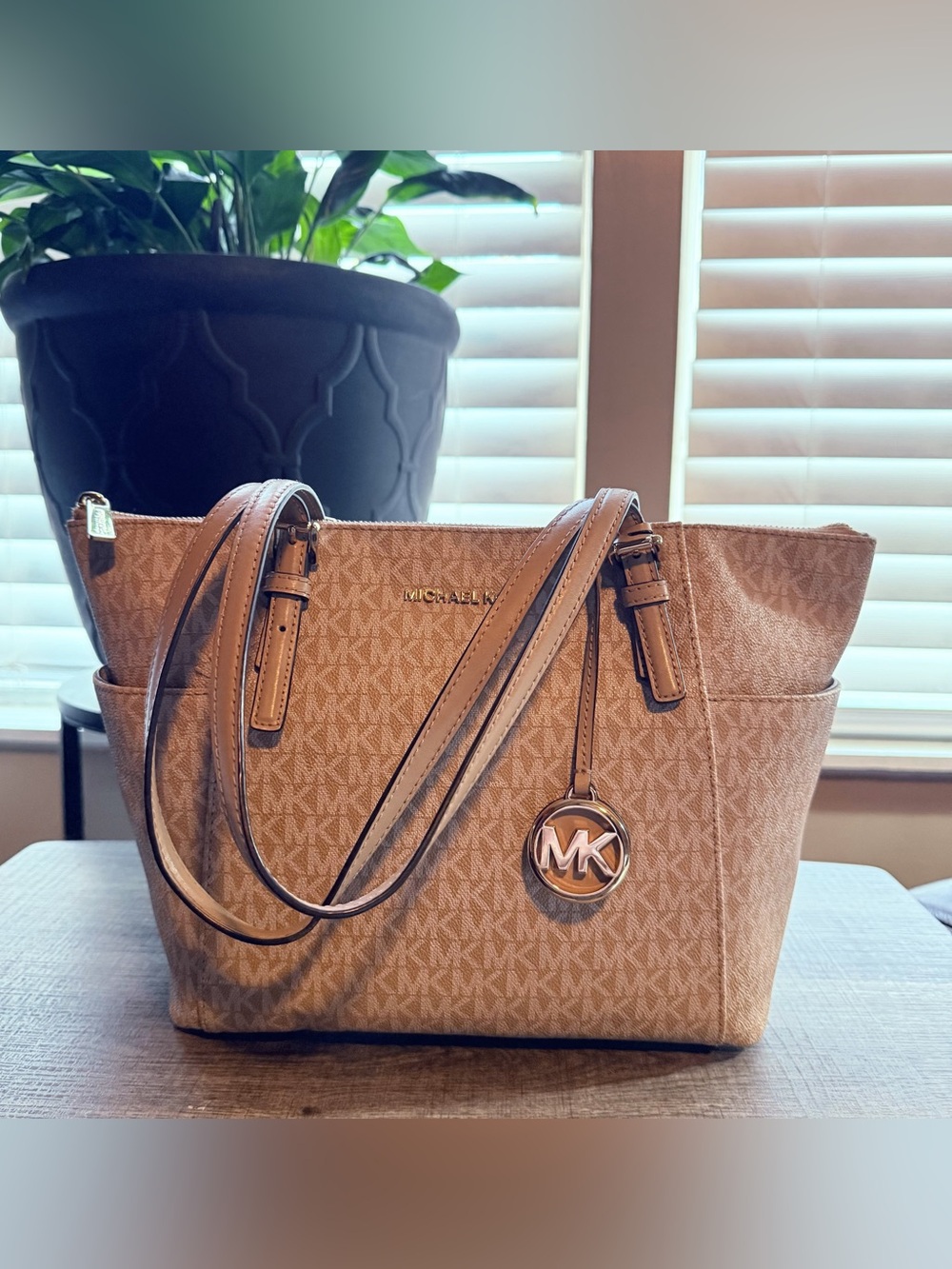 Michael Kors Jet Set Large Signature Logo Top-Zip Tote - Beige/Camel